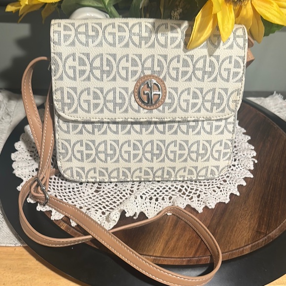 Handbags - 4/$16 Giani Bernini Elegant Beige and Tan Crossbody Bag